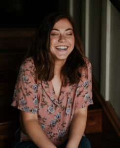 cô gái đã tìm cách trị mồ hôi tay đang cười