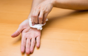 0 cách trị mồ hôi tay hiệu quả ngay tại nhà